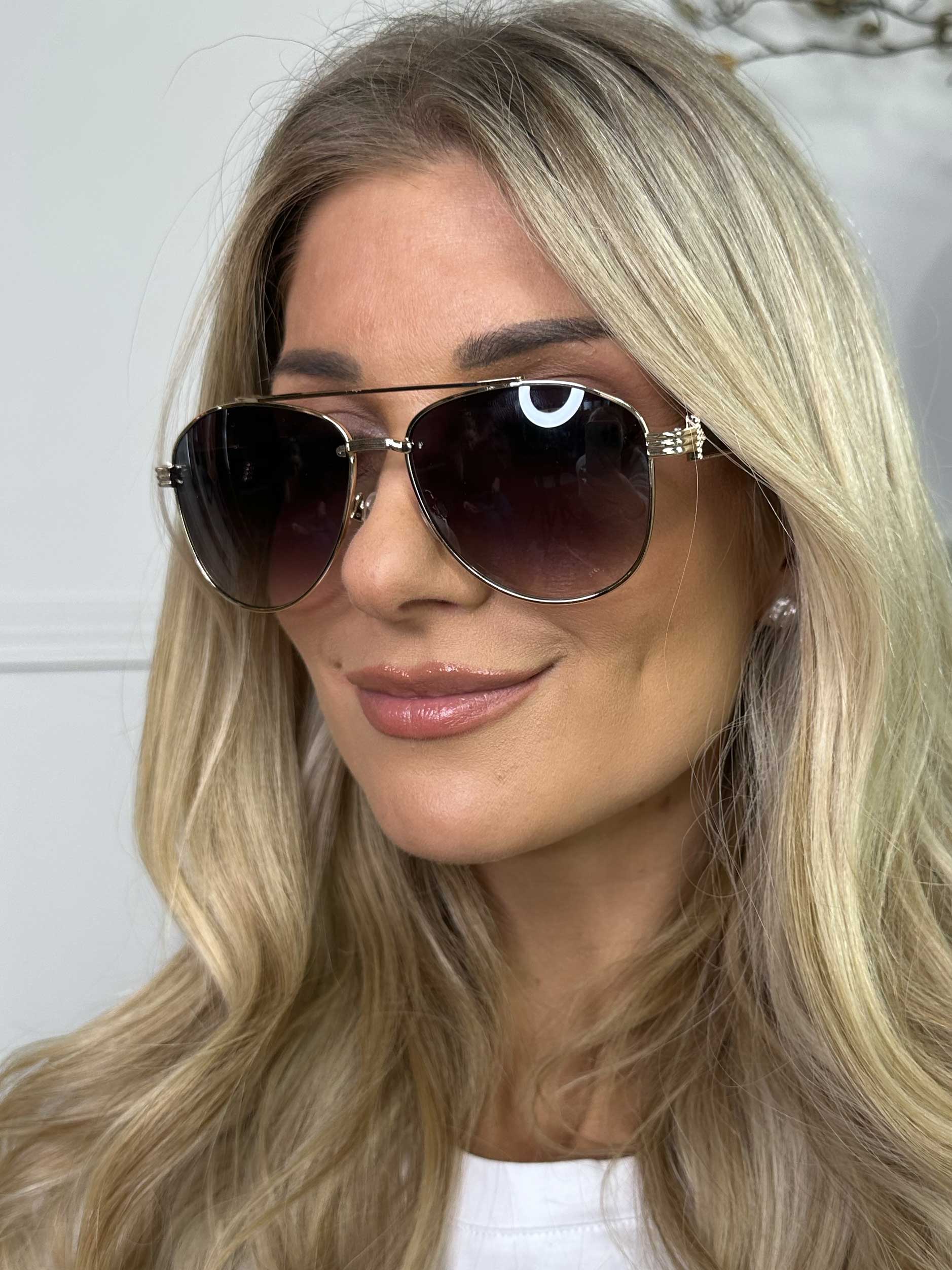 Lindas - Solglasögon i guld med båge i trälook